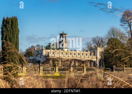 Versackter Überbleibsel des Serviceflügels der Trentham-Halle in Trentham Die Gärten von trent staffordshire Stockfoto