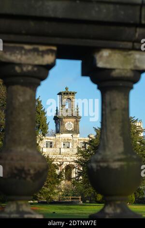 Versackter Überbleibsel des Serviceflügels der Trentham-Halle in Trentham Die Gärten von trent staffordshire Stockfoto