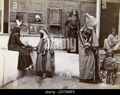 Vintage 19th cerntury Fotografie - Ägypten - Innenraum eines arabischen Innenhof, verschleierte Frauen und Kinder. Stockfoto