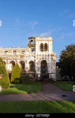 Versackter Überbleibsel des Serviceflügels der Trentham-Halle in Trentham Die Gärten von trent staffordshire Stockfoto