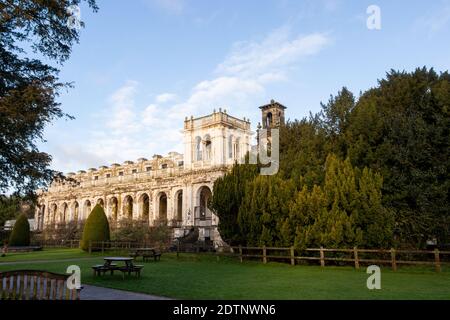 Versackter Überbleibsel des Serviceflügels der Trentham-Halle in Trentham Die Gärten von trent staffordshire Stockfoto