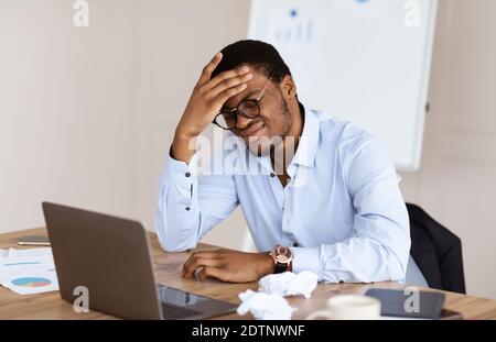 Verzweifelter afroamerikanischer Manager, der unter Krise leidet Stockfoto