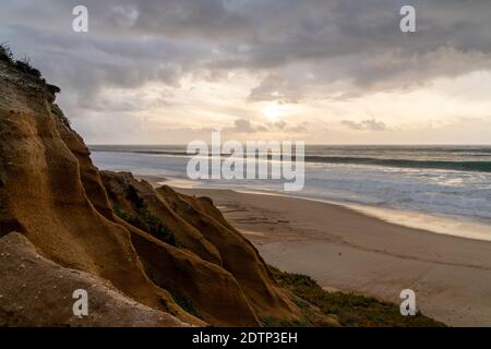 Viele bizarre erodierte Sanddünen am Atlantischen Ozean mit Wellen Rollen bei Sonnenuntergang ein Stockfoto