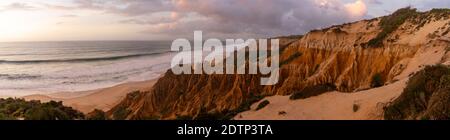 Ein Panoramablick auf den Strand Praia da Gale Die Alentejo Küste in Portugal Stockfoto