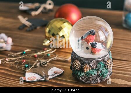 Nahaufnahme eines weihnachtsspielzeug und Schneekugel Stockfoto