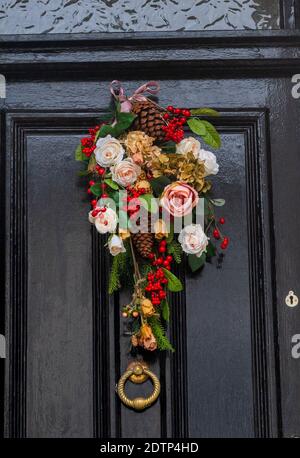 Brighton UK 22. Dezember 2020 - Weihnachtskranz Dekorationen hängen An den Türen im Queens Park Bereich von Brighton Credit Simon Dack / Alamy Live News Stockfoto