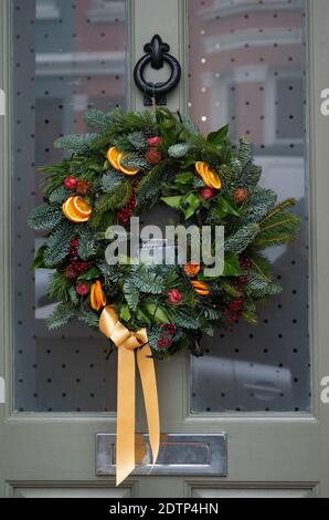 Brighton UK 22. Dezember 2020 - Weihnachtskranz Dekorationen hängen An den Türen im Queens Park Bereich von Brighton Credit Simon Dack / Alamy Live News Stockfoto