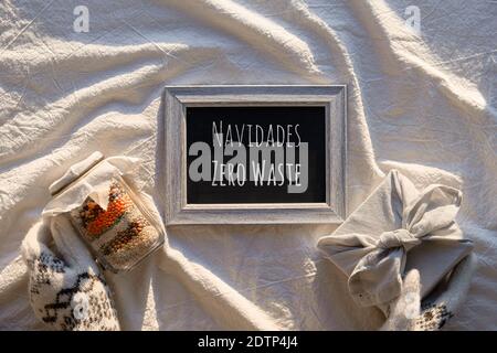 Tafel mit Text Navidades Zero Waste auf Spanisch, das bedeutet Zero Waste Christmas. Handschuh mit umweltfreundlichen Geschenken für den Winterurlaub Stockfoto