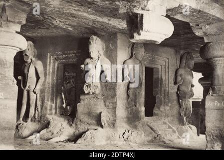 Vintage 19. Jahrhundert Foto - Figuren auf der Linga Höhle, Elephanta, Indien, um 1880. Die Höhlen von Elephanta sind ein UNESCO-Weltkulturerbe und eine Sammlung von Höhlentempeln, die vorwiegend dem hinduistischen gott Shiva gewidmet sind. Sie befinden sich auf der Insel Elephanta, oder Gharapuri, im Hafen von Mumbai, 10 Kilometer östlich von Mumbai im indischen Bundesstaat Mahārāshtra. Stockfoto