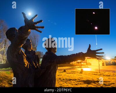 Leysdown, Kent, Großbritannien. Dezember 2020. "Drei Weise Männer" wurden gesehen, um den "Weihnachtsstern" in Leysdown, Kent am klaren Abend vor der "Großen Konjunktion" in diesem zusammengesetzten Bild zu betrachten. Die drei Weisen sind Barbara Street's Statue der Luftfahrtpioniere & Ingenieure The Short Brothers (Oswald, Horace & Eustace), die die weltweit erste Flugzeugfabrik auf angrenzendem Land errichtet und viele Erstlinge in der Luftfahrt erreicht haben. Inset zeigt Saturn oben, Jupiter unten. Der Halbmond kann als großer weißer Kreis oben links im Bild gesehen werden. Quelle:James Bell/Alamy Live News Stockfoto