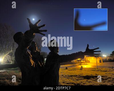 Leysdown, Kent, Großbritannien. Dezember 2020. "Drei Weise Männer" wurden gesehen, um den "Weihnachtsstern" in Leysdown, Kent am klaren Abend vor der "Großen Konjunktion" in diesem zusammengesetzten Bild zu betrachten. Die drei Weisen sind Barbara Street's Statue der Luftfahrtpioniere & Ingenieure The Short Brothers (Oswald, Horace & Eustace), die die weltweit erste Flugzeugfabrik auf angrenzendem Land errichtet und viele Erstlinge in der Luftfahrt erreicht haben. Inset zeigt Saturn oben, Jupiter unten. Der Halbmond kann als großer weißer Kreis oben links im Bild gesehen werden. Quelle:James Bell/Alamy Live News Stockfoto