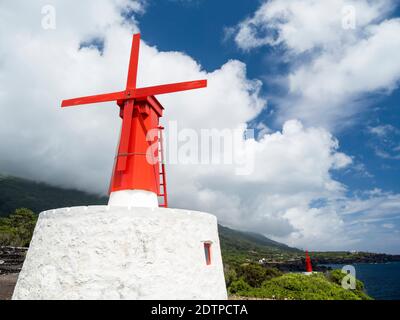 Dorf Urzelina, traditionelle Windmühlen, Freguesia de Urzelina. Sao Jorge Island, eine Insel auf den Azoren (Ilhas dos Acores) im Atlantischen Ozean. Stockfoto