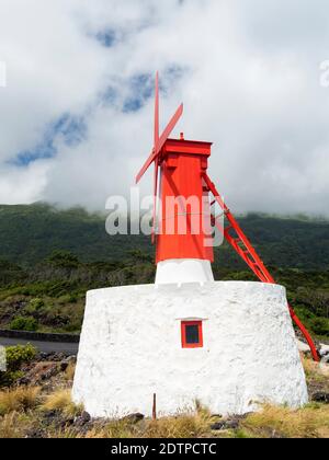 Dorf Urzelina, traditionelle Windmühlen, Freguesia de Urzelina. Sao Jorge Island, eine Insel auf den Azoren (Ilhas dos Acores) im Atlantischen Ozean. Stockfoto