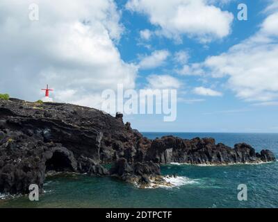 Dorf Urzelina, traditionelle Windmühlen, Freguesia de Urzelina. Sao Jorge Island, eine Insel auf den Azoren (Ilhas dos Acores) im Atlantischen Ozean. Stockfoto