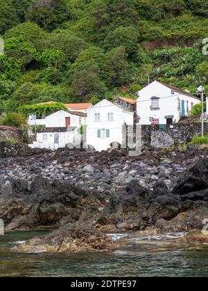 Faja das Almas an der Südküste. Sao Jorge Island, eine Insel auf den Azoren (Ilhas dos Acores) im Atlantischen Ozean. Die Azoren sind autonom Stockfoto