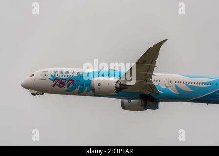 Die Abflüge vom Flughafen London Heathrow werden fortgesetzt, da die Länder die Reise von Großbritannien verbieten und in das sehr niedrige bewölkte Wetter starten. Südchina Stockfoto