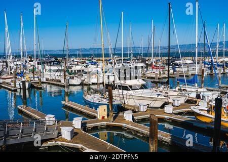 Pier 39 beherbergt 300 doppelfingerige hölzerne Dock-Boot-Stege für langfristige Vermietung, Tagesaufenthalte, und Übernachtung Gast Docking. Stockfoto