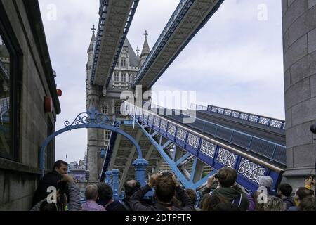 LONDON, VEREINIGTES KÖNIGREICH - 27. Aug 2014: Die ikonische Tower Bridge von Sir Horace Jones vom Gehweg aus gesehen. Die Brücke wird angehoben, um ein shi zu ermöglichen Stockfoto