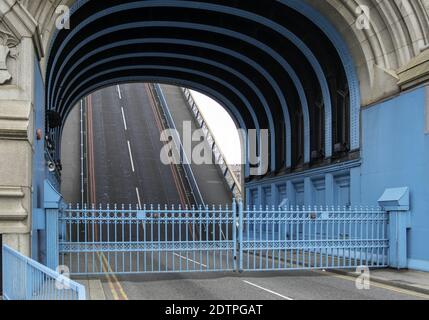 LONDON, VEREINIGTES KÖNIGREICH - 27. Aug 2014: Die ikonische Tower Bridge von Sir Horace Jones vom Gehweg aus gesehen. Die Brücke wird angehoben, um ein shi zu ermöglichen Stockfoto