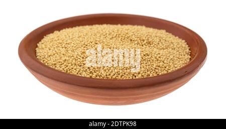 Amaranth Samen in einer kleinen Schüssel isoliert auf einem weißen Hintergrund. Stockfoto