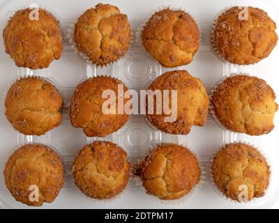 Draufsicht auf mehrere Bananenstreusel-Muffins in einem übersichtlichen Verpackungsablett Stockfoto