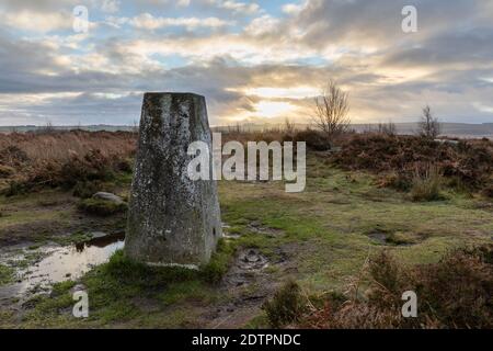 Ordnance Survey Trig Point Birchen Edge (TP1376, Säule mit bündiger Halterung S2154) - Baslow, Derbyshire Dales, Peak District, Derbyshire, England, Großbritannien Stockfoto