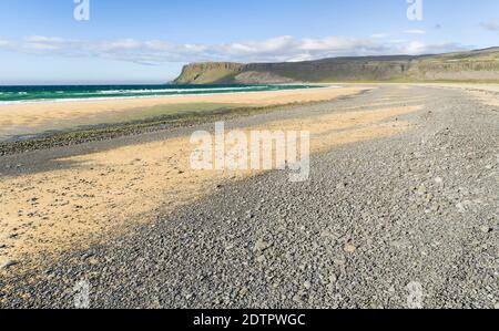 Der Sandstrand von Breidavik. Die abgelegenen Westfjorde (Vestfirdir) im Nordwesten Islands. Europa, Skandinavien, Island Stockfoto