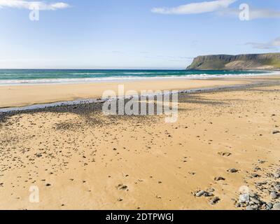 Der Sandstrand von Breidavik. Die abgelegenen Westfjorde (Vestfirdir) im Nordwesten Islands. Europa, Skandinavien, Island Stockfoto