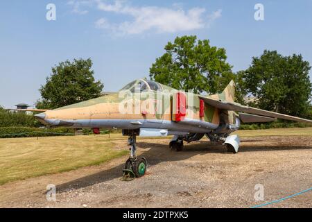 Ein sowjetischer MiG-27 (Mikoyan-Gurevich) 'Flogger' 71 Bodenangriffsjäger, Newark Air Museum, in der Nähe von Newark-on-Trent, Nottinghamshire, Großbritannien. Stockfoto