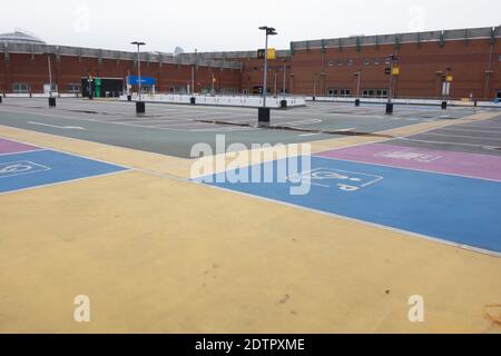 Oberhausen, Deutschland. Dezember 2020. Symbolisches Bild harter Verschluss vor Weihafteren, wo sonst zahlreiche Besucher durch den Weihaftertsmarkt schlendern, gibt es eine gähnende Leere: Leere Parkgarage, Parkdeck, hohe Stände mit den täglichen Neuinfektionen. Zwingen Sie die Regierung, alle Einkaufszentren zu schließen - wie das Centro Oberhausen hier am 20. Dezember 2020, Nutzung weltweit Quelle: dpa/Alamy Live News Stockfoto