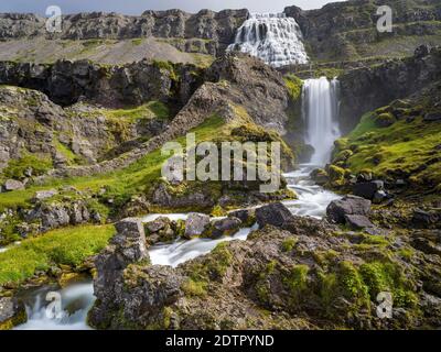 Wasserfall Dynjandi, eine Ikone der Westfjorde. Die abgelegenen Westfjorde (Vestfirdir) im Nordwesten Islands. Europa, Skandinavien, Island Stockfoto