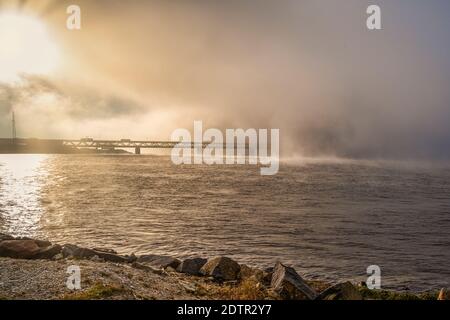 Eine Brücke im Nebel. Blauer Ozean und Nebel im Hintergrund. Bild von der Brücke, die Malmö, Schweden mit Kopenhagen, Dänemark verbindet Stockfoto