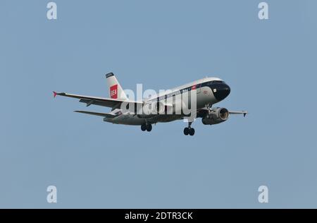 British Airways Airbus A319 Passagierflugzeug, Seriennr G-EUPJ, lackiert in der Lackierung von British European Airways (BEA). Stockfoto