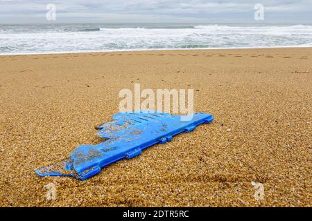Stück blaues Plastik am Strand, Verschmutzungskonzept Stockfoto