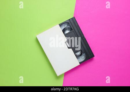 Retro-Audiokassette auf pink-grünem Neon-Hintergrund. Draufsicht. Minimalismus Stockfoto