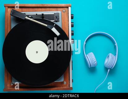 Retro Vinyl Plattenspieler, Kopfhörer auf blauem Hintergrund. Draufsicht. Retro-Style. Flach liegend Stockfoto
