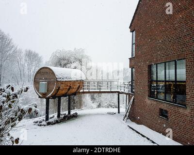 Big Barrel Hütte im verschneiten Winter. Niemand Stockfoto