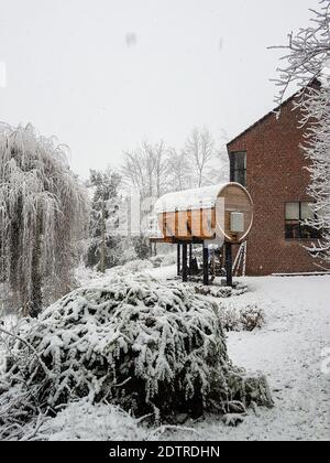 Big Barrel Hütte im verschneiten Winter. Niemand Stockfoto