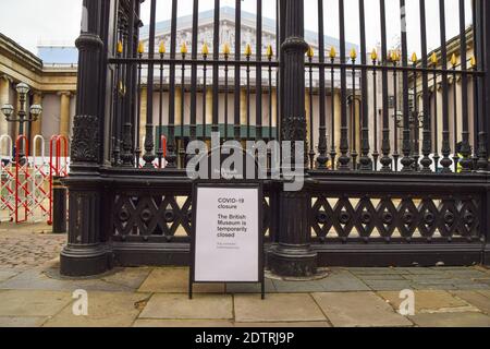 Detail eines COVID-19 Schließschildes vor dem British Museum während der nationalen Sperre in England. Stockfoto