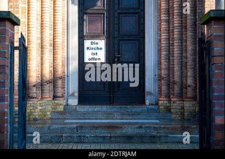 22. Dezember 2020, Brandenburg, Potsdam: An einer Tür der katholischen Pfarrkirche St. Peter und Paul hängt ein Schild mit der Aufschrift "die Kirche ist offen". Foto: Christophe Gateau/dpa Stockfoto