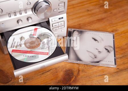 Mariah Carey Music Box CD Album Cover, Disc im Fokus, Musik-CD in HiFi-System bereit zur Wiedergabe Stockfoto