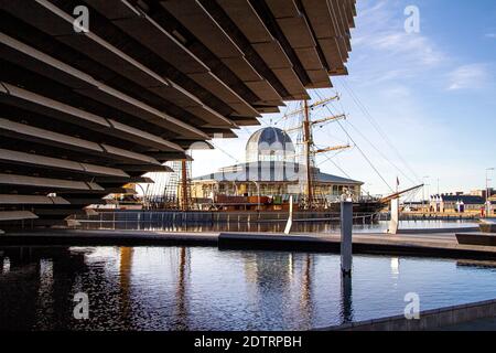 Dundee, Tayside, Schottland, Großbritannien. Dezember 2020. UK Wetter: Ein sehr kühler und sonniger Morgen über Nord-Ost-Schottland mit Temperaturen bis zu 3 Grad Die Uferpromenade von Dundee sonnt sich bei herrlichem Wintersonnenschein und klarem blauen Himmel und bietet einen spektakulären Blick auf das beeindruckende V&A Design Museum und das RRS Discovery Schiff. Kredit: Dundee Photographics/Alamy Live Nachrichten Stockfoto