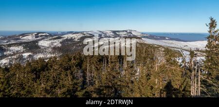 Blick auf Skrzyczne Hügel von Barania Gora Gipfel in Winter Beskid Slaski Berge in Polen Stockfoto