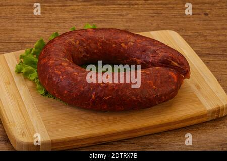 Krakowska Wurst über dem Brett mit Kräutern und Gewürzen Stockfoto