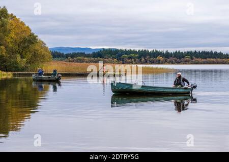 Fischer, die am Lake of Menteith in den Trossachs, Schottland, Großbritannien, ans Ufer zurückkehren Stockfoto