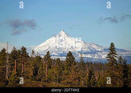 Blick auf den Mount Jefferson Peak in der Three Sisters Wilderness in den Cascade Mountains im Zentrum von Oregon in der Nähe der Stadt Sisters. Stockfoto