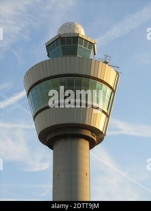 Eine vertikale Aufnahme des Flugsicherungsturms in Amsterdam Flughafen Schiphol Stockfoto
