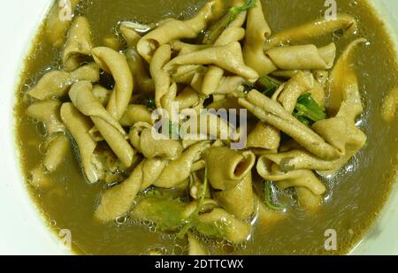 Geschmorter Entendarm in brauner Sojasuppe auf Schüssel Stockfoto