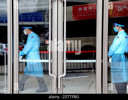 Hongkong, China. Dezember 2020. Mitarbeiter werden am 22. Dezember 2020 in einem Quarantänehotel in Hongkong, Südchina, gesehen. Das Hongkonger Zentrum für Gesundheitsschutz (CHP) meldete am Dienstag 63 weitere bestätigte Fälle von COVID-19, insgesamt 8,300. Quelle: Wu Xiaochu/Xinhua/Alamy Live News Stockfoto