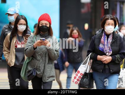 Hongkong, China. Dezember 2020. Bewohner mit Gesichtsmasken sind in Hongkong, Südchina, 22. Dezember 2020 gesehen. Das Hongkonger Zentrum für Gesundheitsschutz (CHP) meldete am Dienstag 63 weitere bestätigte Fälle von COVID-19, insgesamt 8,300. Quelle: Wu Xiaochu/Xinhua/Alamy Live News Stockfoto